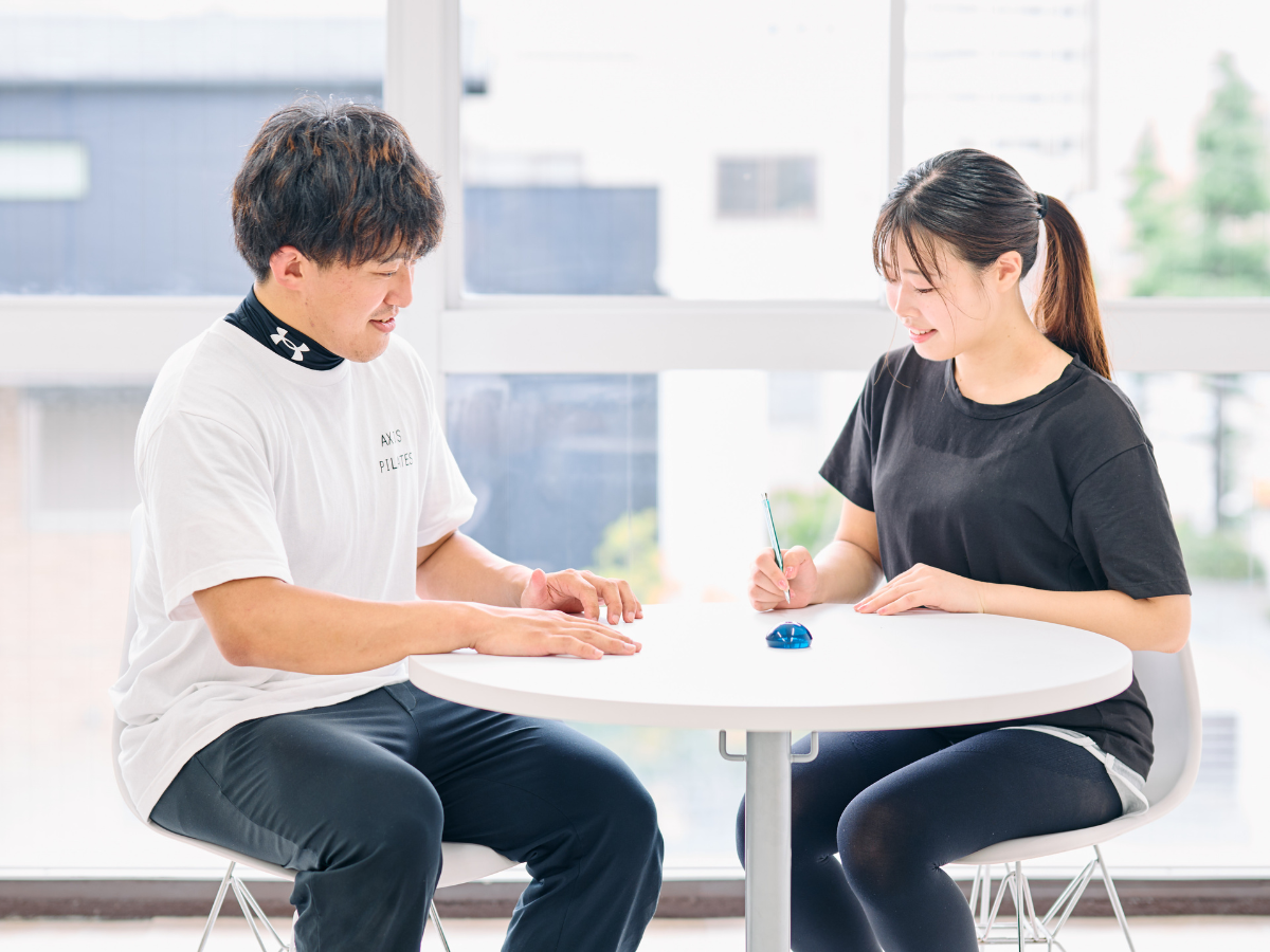 体験後にトレーナーと相談する様子